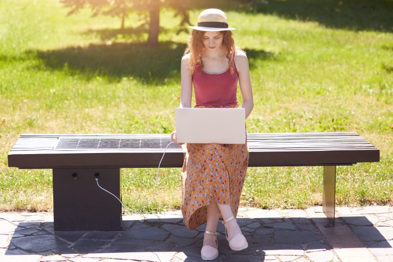 use-laptop-under-sunlight